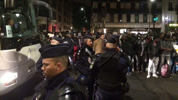 Paris : début de l'évacuation d'un campement de plus de 3000 migrants - ảnh 1